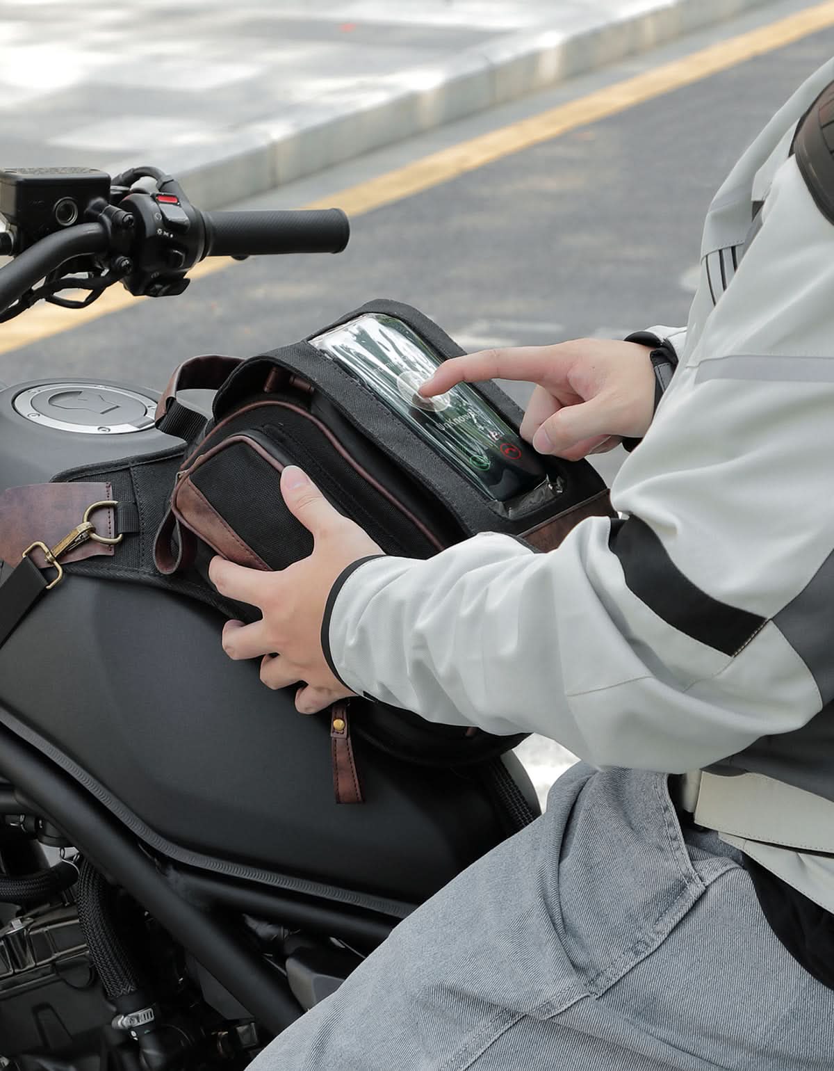 8.5L Expandable Tank Bag For Motorcycle Riding - Image 7
